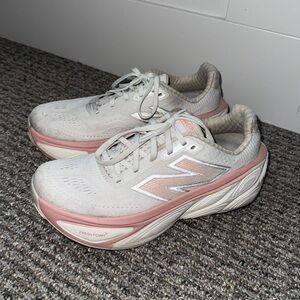 New Balance Fresh Foamx More V5 running shoes size 8.5 women's